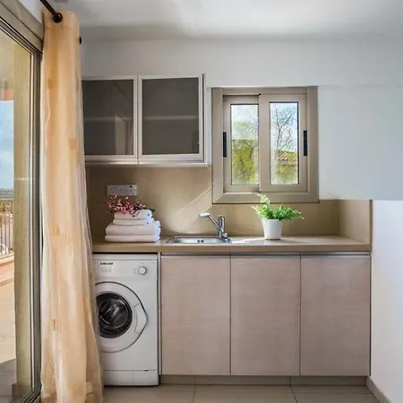 In Sleeps 6 Includes Swimming Pool Air Con And Wifi 6 *