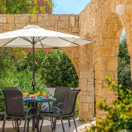 In Sleeps 6 Includes Swimming Pool Air Con And Wifi 6 *