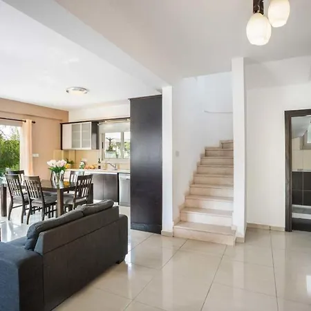 Villa In Sleeps 6 Includes Swimming Pool Air Con And Wifi 6 *