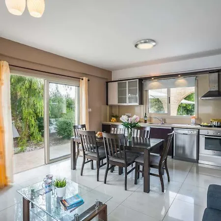 In Sleeps 6 Includes Swimming Pool Air Con And Wifi 6