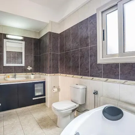 In Sleeps 6 Includes Swimming Pool Air Con And Wifi 6 *