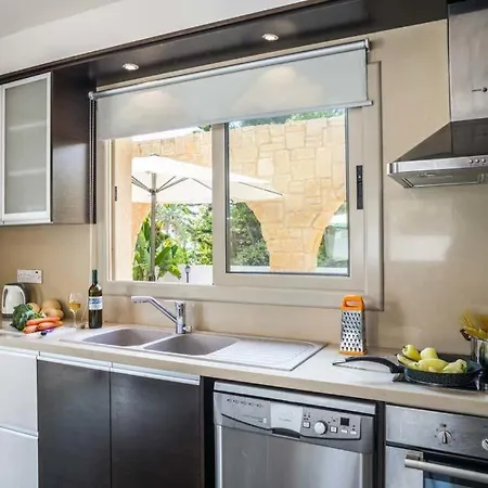In Sleeps 6 Includes Swimming Pool Air Con And Wifi 6